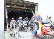 KRI Banjarmasin-592 bawa 315 pemudik sampai di Dermaga Madura