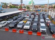 Kendaraan roda empat antre di areal parkir Pelabuhan Ketapang