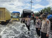 Polisi berlakukan buka tutup Jalintim Sumatera Pelalawan akibat banjir