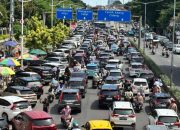 Situasi lalin di sekitar TPU Karet Bivak padat saat Lebaran