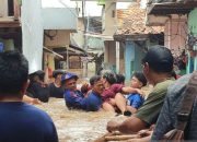 Akses evakuasi warga di Jatim semakin sulit karena banjir tiga meter