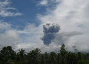 Gunung Dukono semburkan abu vulkanik setinggi 3.000 meter