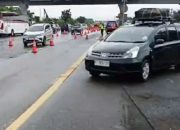 Petugas terapkan contraflow di jalan Tol Jakarta-Cikampek dan Cipali