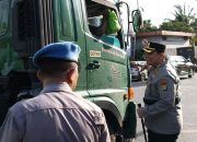 Polisi salurkan bantuan sembako kepada sopir truk angkutan barang