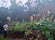 Petugas gabungan evakuasi longsor yang tutup Jalan Pangalengan Bandung