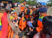 Brimob Sultra evakuasi warga terdampak banjir di Konawe Utara