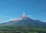 Gunung Semeru erupsi dengan letusan setinggi 900 meter di atas puncak
