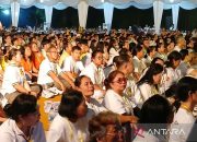 Ribuan umat Buddha ikuti detik-detik Waisak 2569 BE di Borobudur