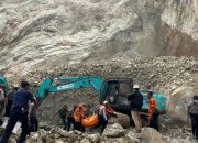 Tim gabungan evakuasi 8 korban tewas longsor Gunung Kuda Cirebon