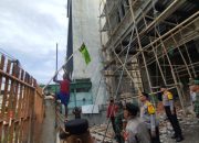 Petugas gabungan kembali copot atribut ormas di Tambora Jakbar