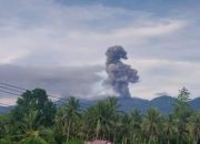 Gunung Dukono meletus semburkan abu vulkanik setinggi 1.300 meter