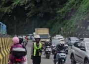Polres Cianjur berlakukan sistem satu arah lebih cepat di Puncak