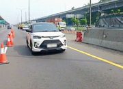 Petugas terapkan contraflow di Tol Jakarta-Cikampek atasi kepadatan