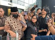 Muhamad Haniv hindari jurnalis dengan menelepon usai diperiksa KPK