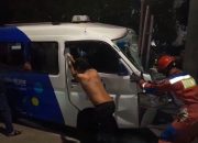 Angkot Jaklingko tabrak tiang di Tanjung Priok