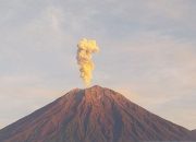 Gunung Semeru erupsi disertai letusan setinggi 1.000 m di atas puncak