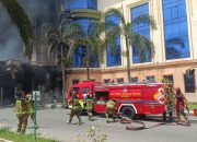 Damkarmat kerahkan lima armada padamkan gedung Asrama Haji terbakar