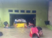 Polda Metro Jaya evakuasi warga yang terdampak luapan Kali Ciliwung