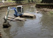 Jakpus keruk endapan lumpur di enam titik lokasi Sungai Ciliwung