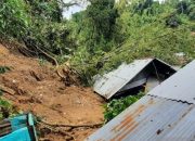 Polisi bantu evakuasi korban meninggal akibat tanah longsor di Ambon