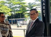 Pram tetap naik transportasi umum meski memakai setelan jas