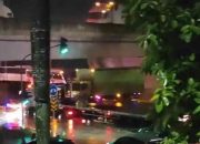 Puluhan kendaraan mogok terobos banjir di Delta Mas Bekasi