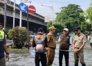 Jakbar atasi kemacetan akibat banjir di lampu merah Puri Kembangan