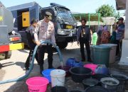 ‎Polisi salurka air bersih bagi warga terdampak kekeringan di Lombok