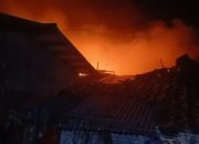 75 personel Gulkarmat padamkan kebakaran lima rumah di Kramat Jati