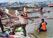 Petugas gabungan evakuasi dua korban akibat mushalla roboh