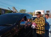 Pemkab Jayapura-jurnalis bagikan bendera Merah Putih ke masyarakat