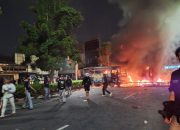 Massa bakar dua bus polisi di markas Gegana Jakarta Pusat