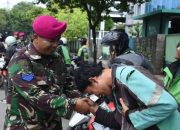 Marinir tenangkan massa demonstran di depan Mako Brimob Kwitang