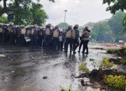 Polisi bubarkan paksa aksi demo di depan Mapolda Jateng