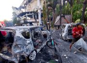 Warga jarah barang kantor DPRD Kota Makassar usai dibakar