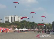 Warga antusias saksikan pendaratan penerjun payung hingga helikopter