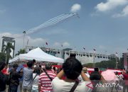 Masyarakat bersorak saksikan atraksi pesawat tempur di Monas