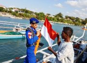 Polairud Polda NTT bagikan 50 Bendara Merah Putih untuk nelayan