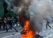 Mobil ASN kementerian dirusak pendemo di depan Gedung DPR