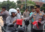 Polisi bagikan bendera merah putih ajak warga semarakkan kemerdekaan