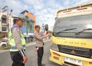 Polres Serdang Bedagai Bersama Organisasi Kemasyarakatan Bagikan Bendera Merah Putih kepada Pengguna Jalan