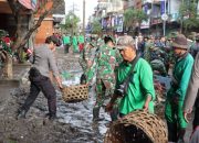 TNI-Polri dan ASN bersihkan sampah akibat bencana banjir di Denpasar