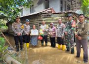 Peduli Korban Banjir, Kapolsek Manis Mata Tinjau Langsung Kondisi Debit Air dan Salurkan Bantuan di Desa Ratu Elok