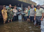 Polsek Manis Mata Laksanakan Monitoring Debit Air Sungai Jelai Serta Salurkan Bansos dan Layanan Kesehatan