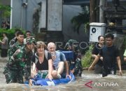 Tim SAR gabungan evakuasi korban banjir termasuk wisatawan di Bali