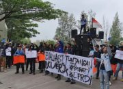 Aktivis mahasiswa-pemuda unjuk rasa desak revisi tunjangan DPRD Bekasi