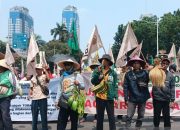Seribuan petani unjuk rasa di kawasan Patung Kuda