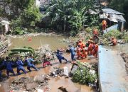 Petugas tambal tanggul jebol di Jati Padang dengan karung pasir