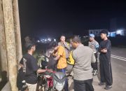 Polsek Manis Mata Laksanakan Patroli Dialogis, Sambangi Warga Nongkrong di Tepi Jalan