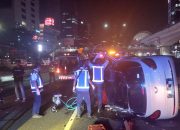 Petugas evakuasi mobil listrik yang kecelakaan di Tol Jakarta